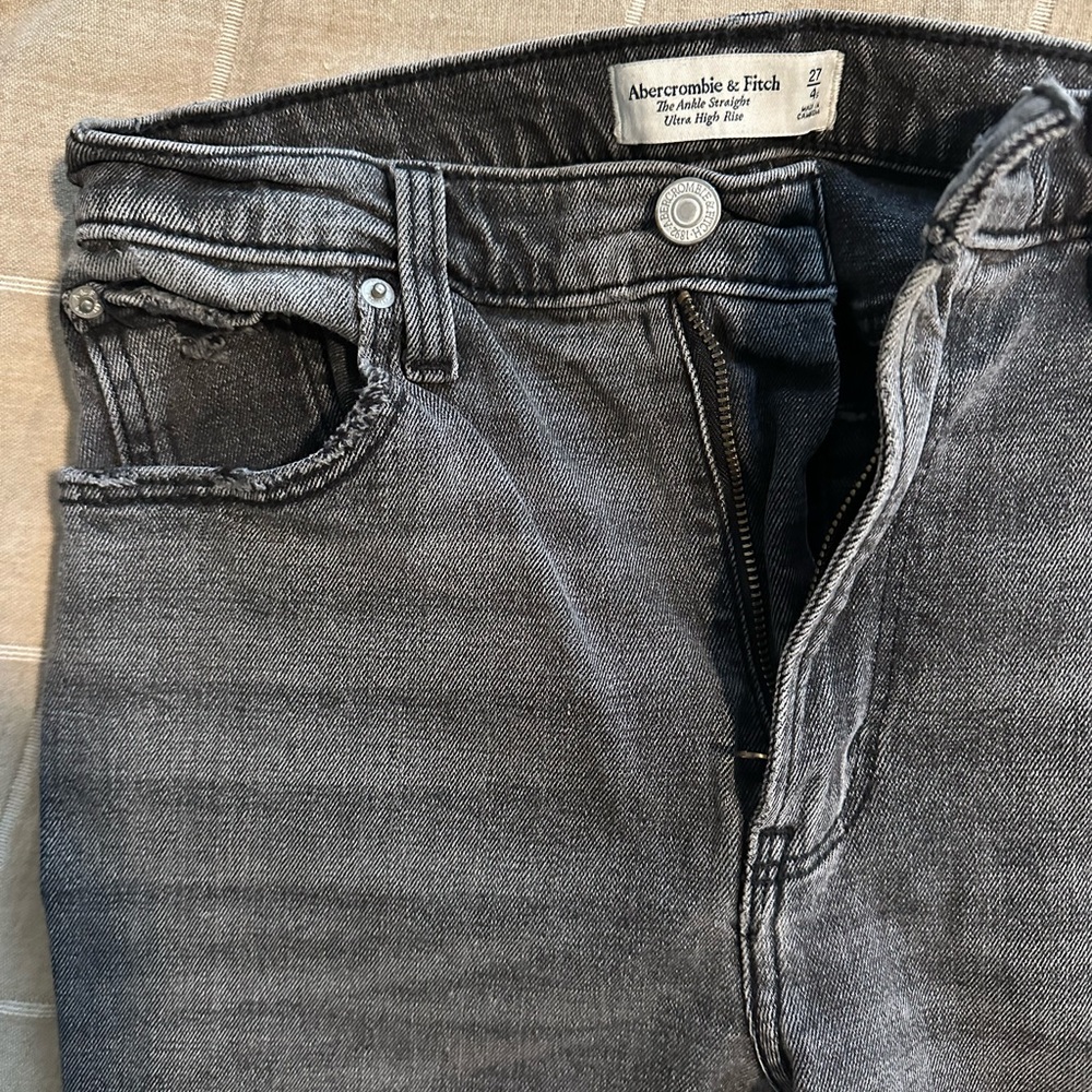 Abercrombie & Fitch Women’s Black Faded Straight Leg Jeans - 4/27 Short